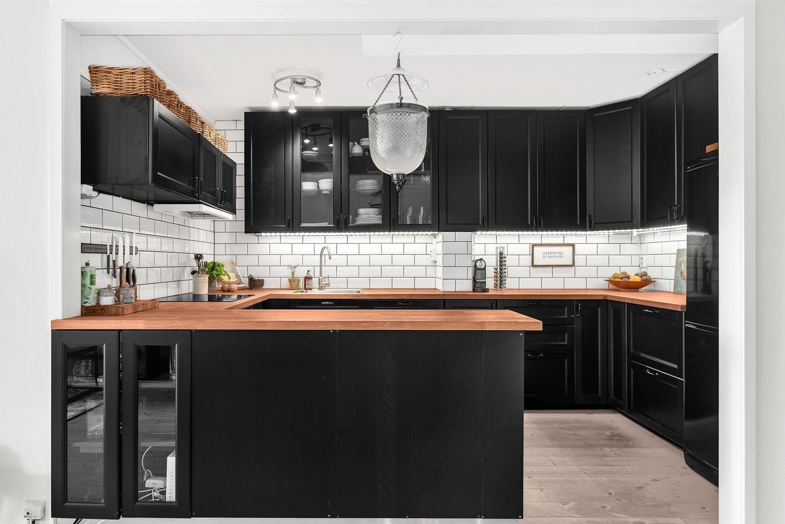 Lakkerte fronter. Benkeplate i Eik Galleribilde