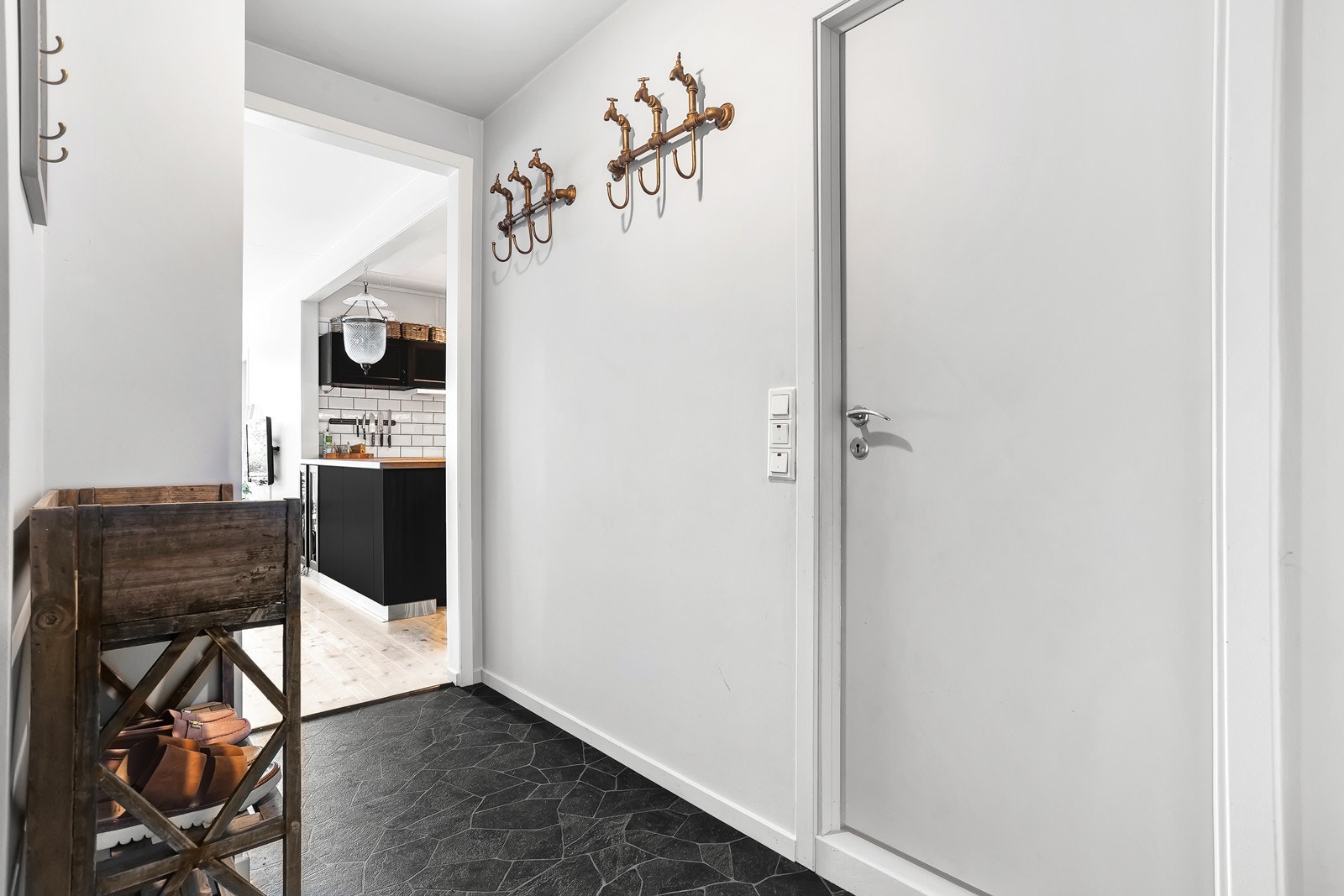 Romslig entré Galleribilde