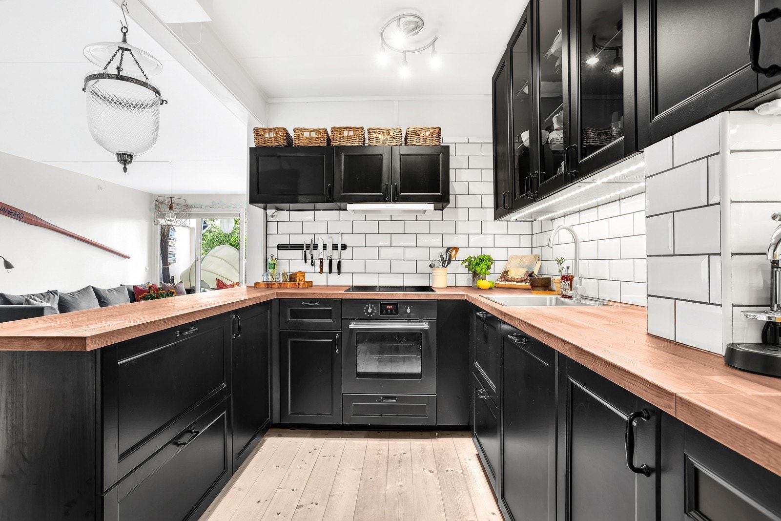 Tidsriktig Ikea kjøkken fra 2013 i åpen løsning mot stuen Galleribilde