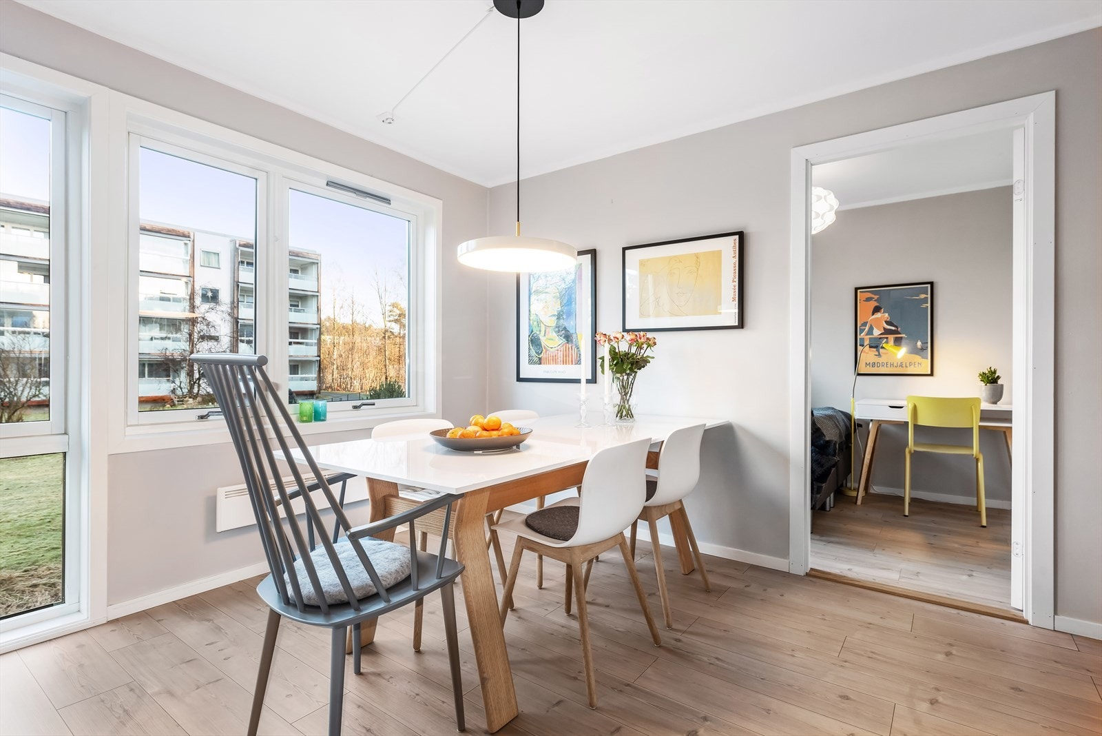 God plass til et stort spisebord og hyggelig utsyn mot grøntarealer Galleribilde