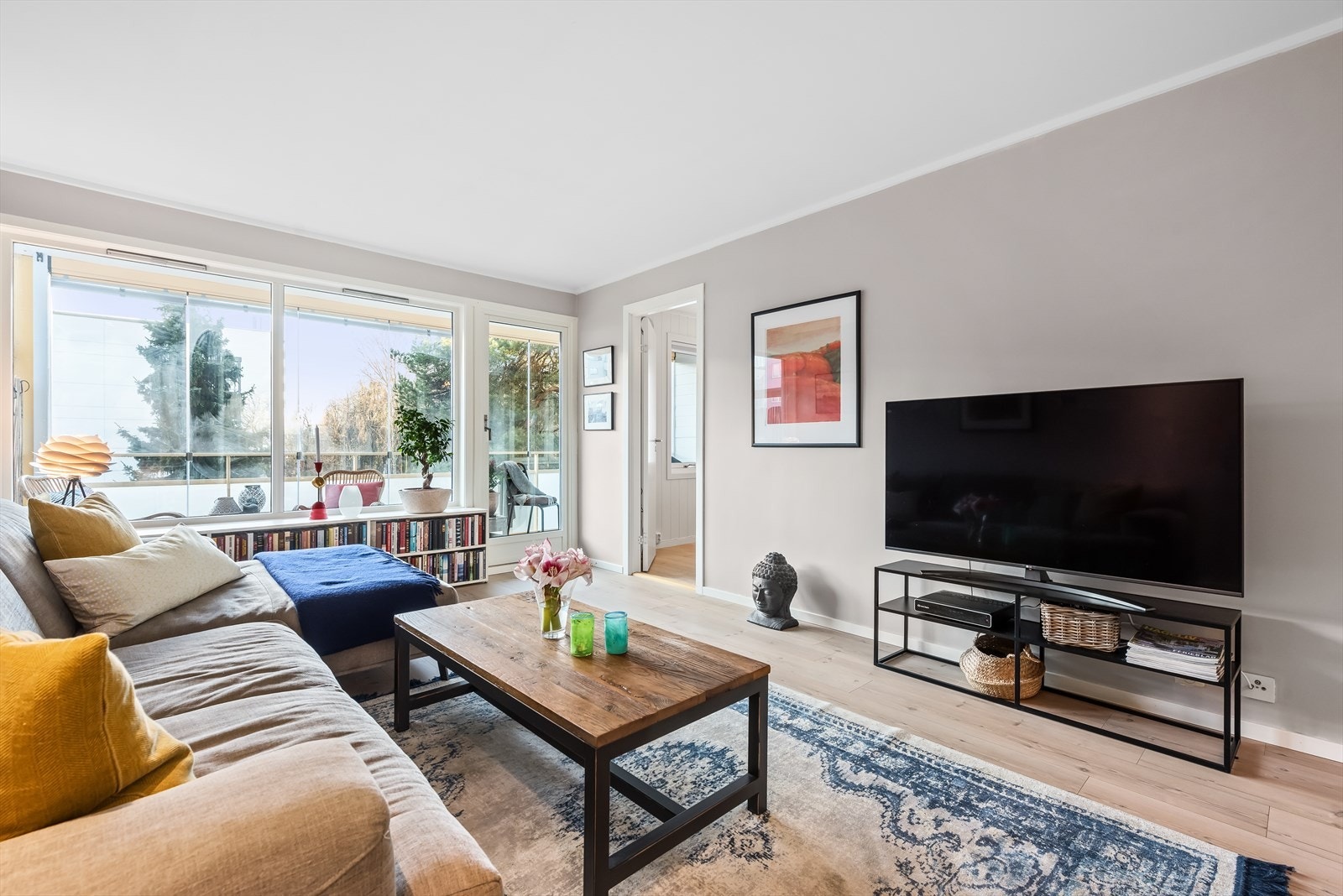 Stuen har store vindusflater som gir rikelig med dagslys Galleribilde