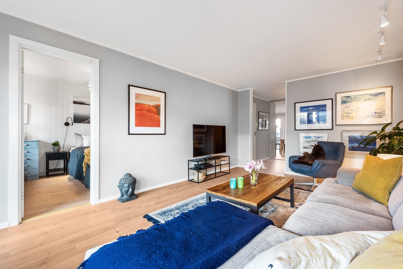 Glatte overflater med delikat fargevalg og énstavs laminat på gulv Galleribilde