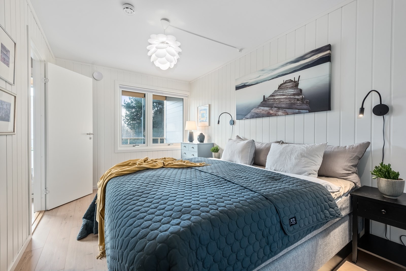 Romslig hovedsoverom som ligger i tilknytning til stuen Galleribilde