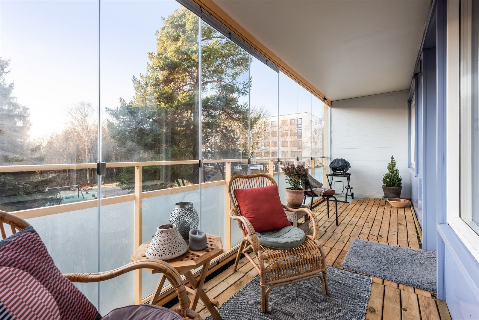 Innglasset balkong med skyveglass forlenger utesesongen både vår og høst og gir en lun uteplass uansett vær Galleribilde