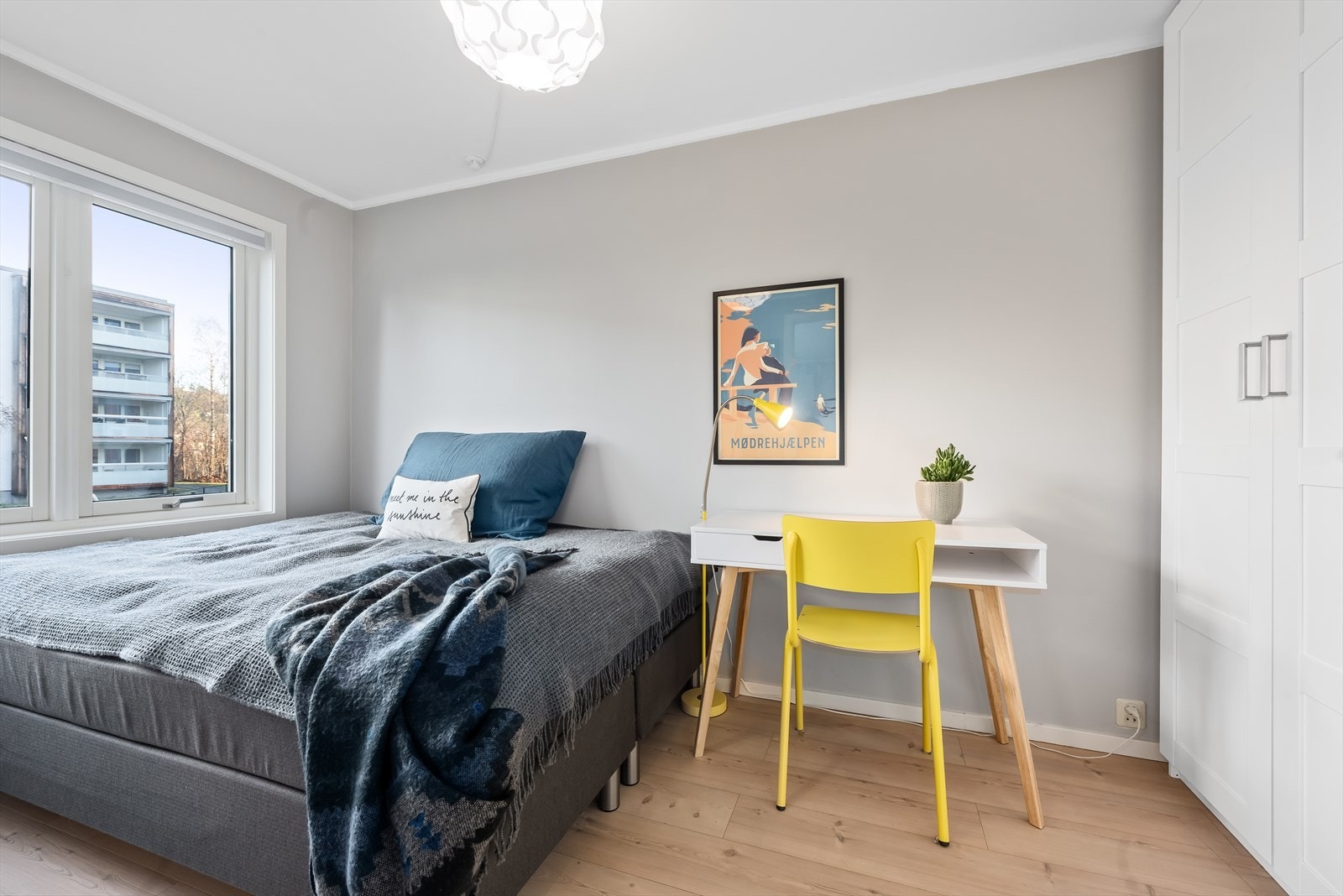 Rommet egner seg godt som barnerom, gjesterom eller kontor og er innredet med garderobeskap Galleribilde