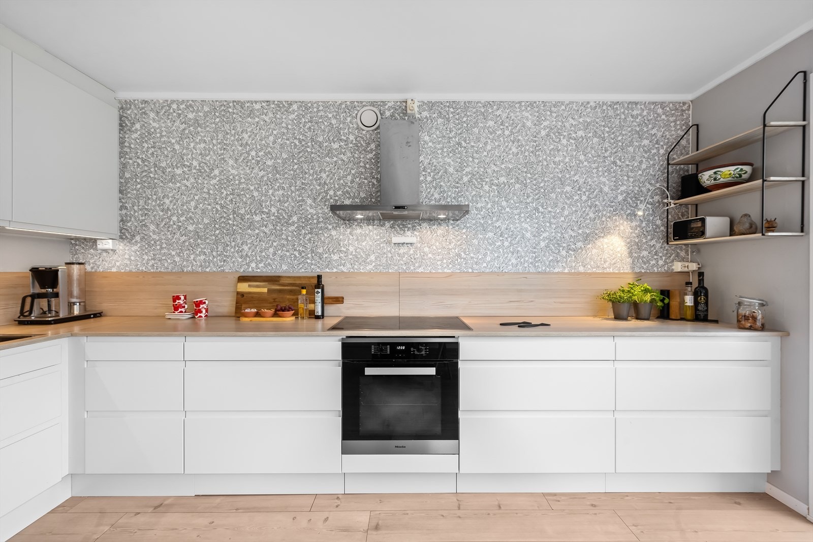 Kjøkkenet er fra 2019 og har en lekker, stilren innredning fra HTH med integrert ovn, koketopp og oppvaskmaskin fra Miele Galleribilde