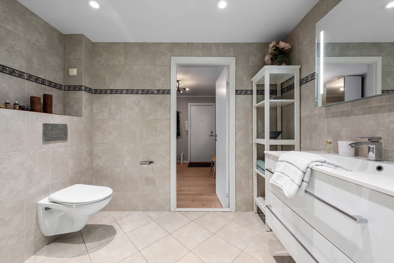 Badet har gulvvarme og downlights i himling Galleribilde