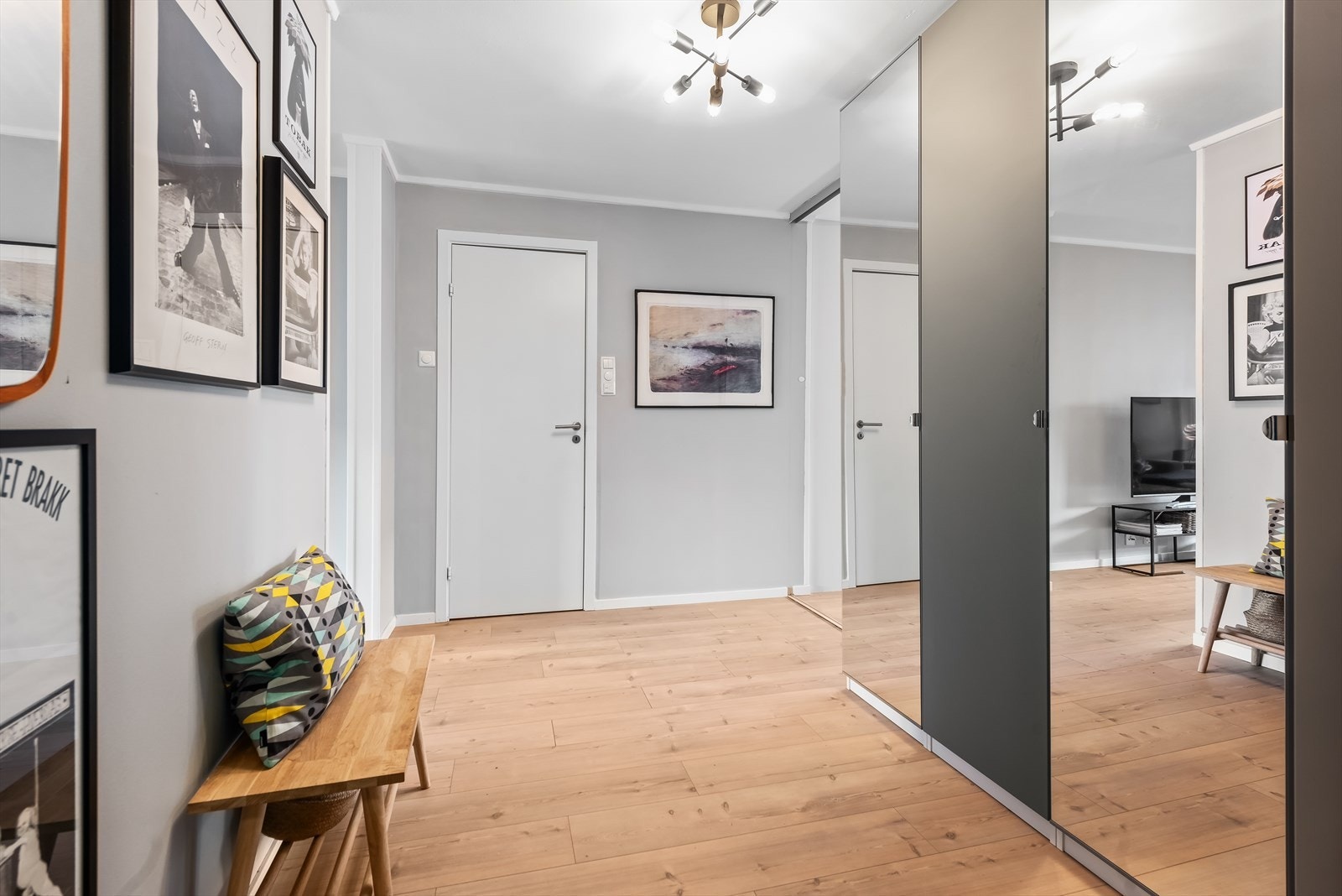 Entréen har godt med garderobeplass Galleribilde