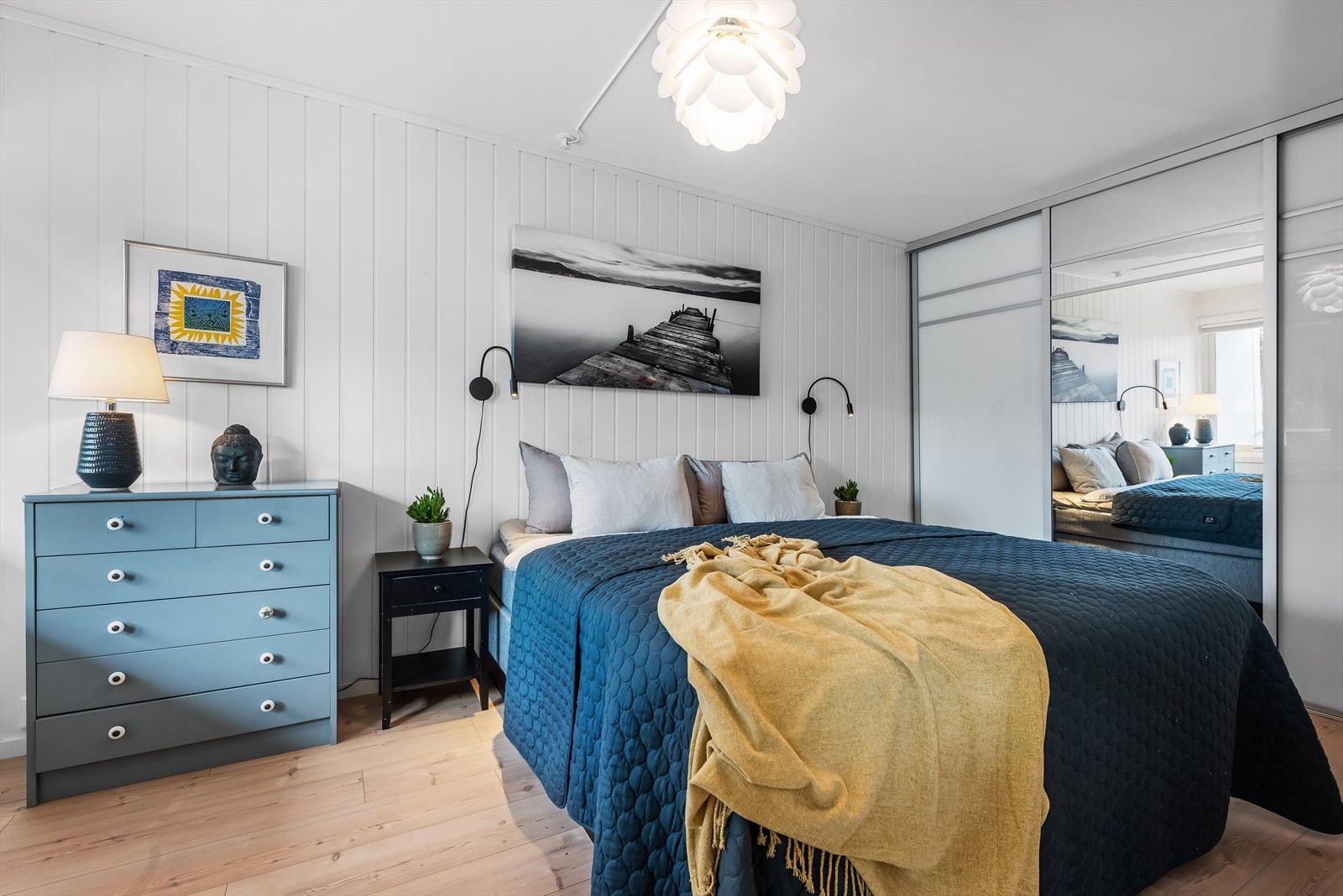 Rommet er innredet med en stor skyvedørsgarderobe Galleribilde