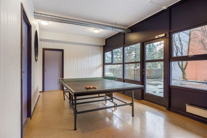 Felles hobbyrom med bordtennis-bord Galleribilde
