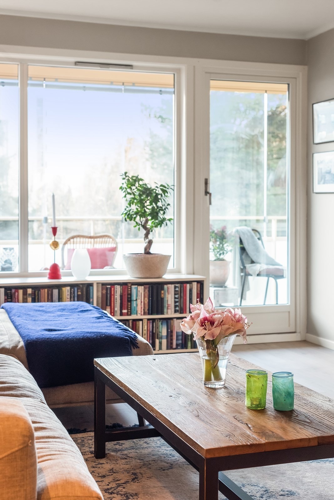 Utgang fra stuen til solrik, sydvestvendt balkong Galleribilde