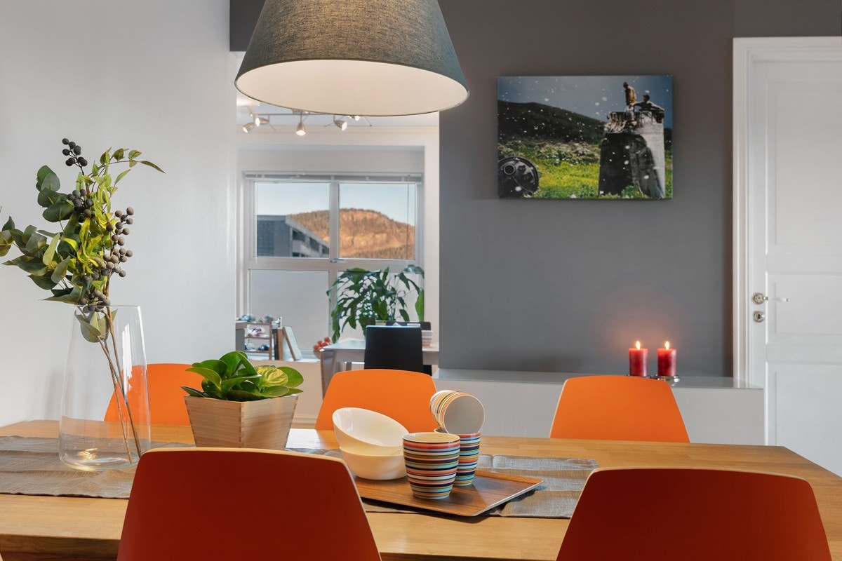 Spiseplass med utsyn via kjøkkenvindu Galleribilde