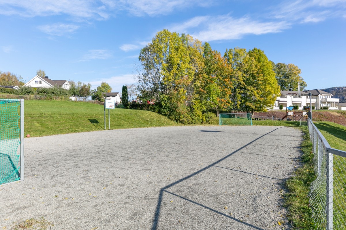 Nærområdet har mange sosiale møteplasser og ballbaner/idrettsfasiliteter Galleribilde