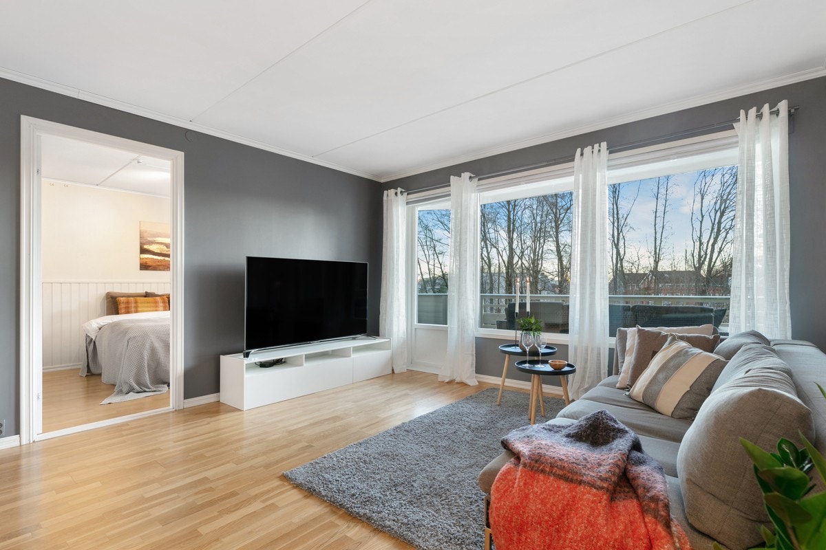 Stuen gir adgang til kjøkken og leilighetens to soverom Galleribilde