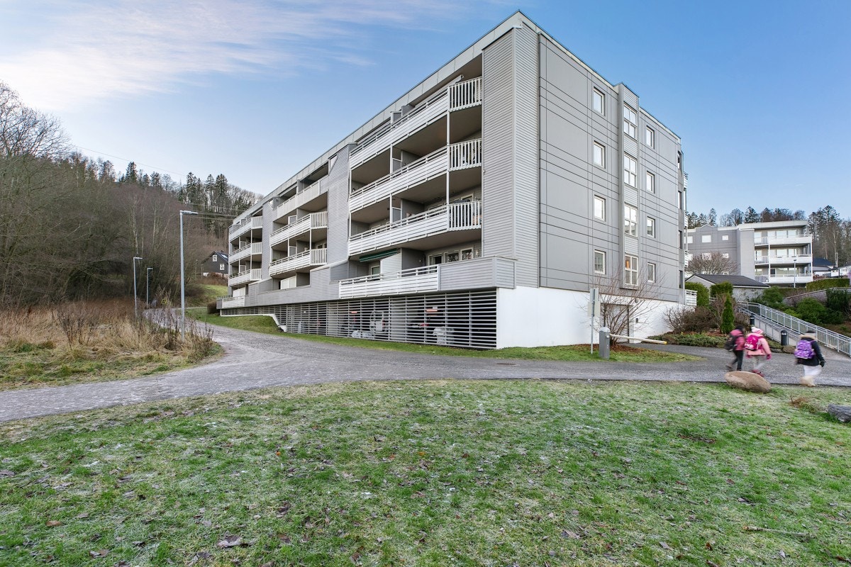 Leiligheten har utgang fra stue til balkong i en skjermet og høyt plassert 1. etasje Galleribilde