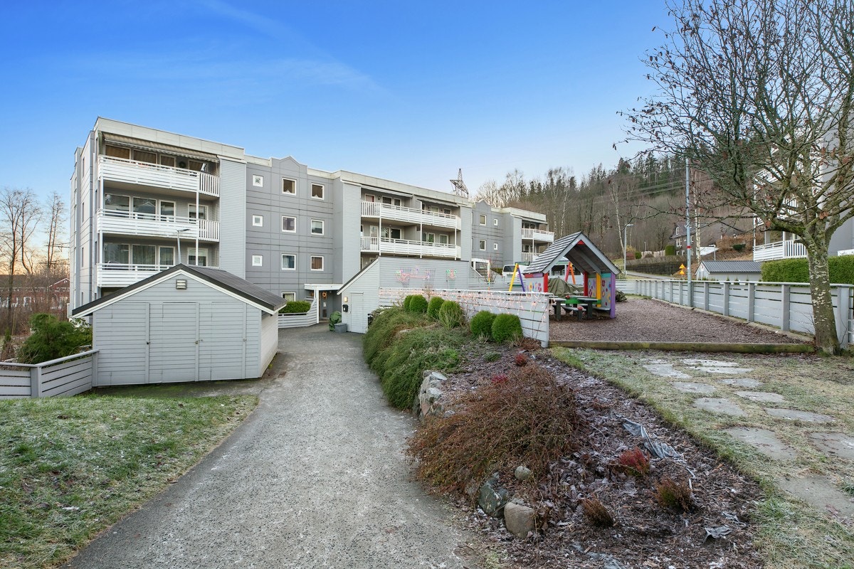 Sameiet disponerer fellesarealer pent opparbeidet med lekeplass og grøntområder med diverse beplantning Galleribilde