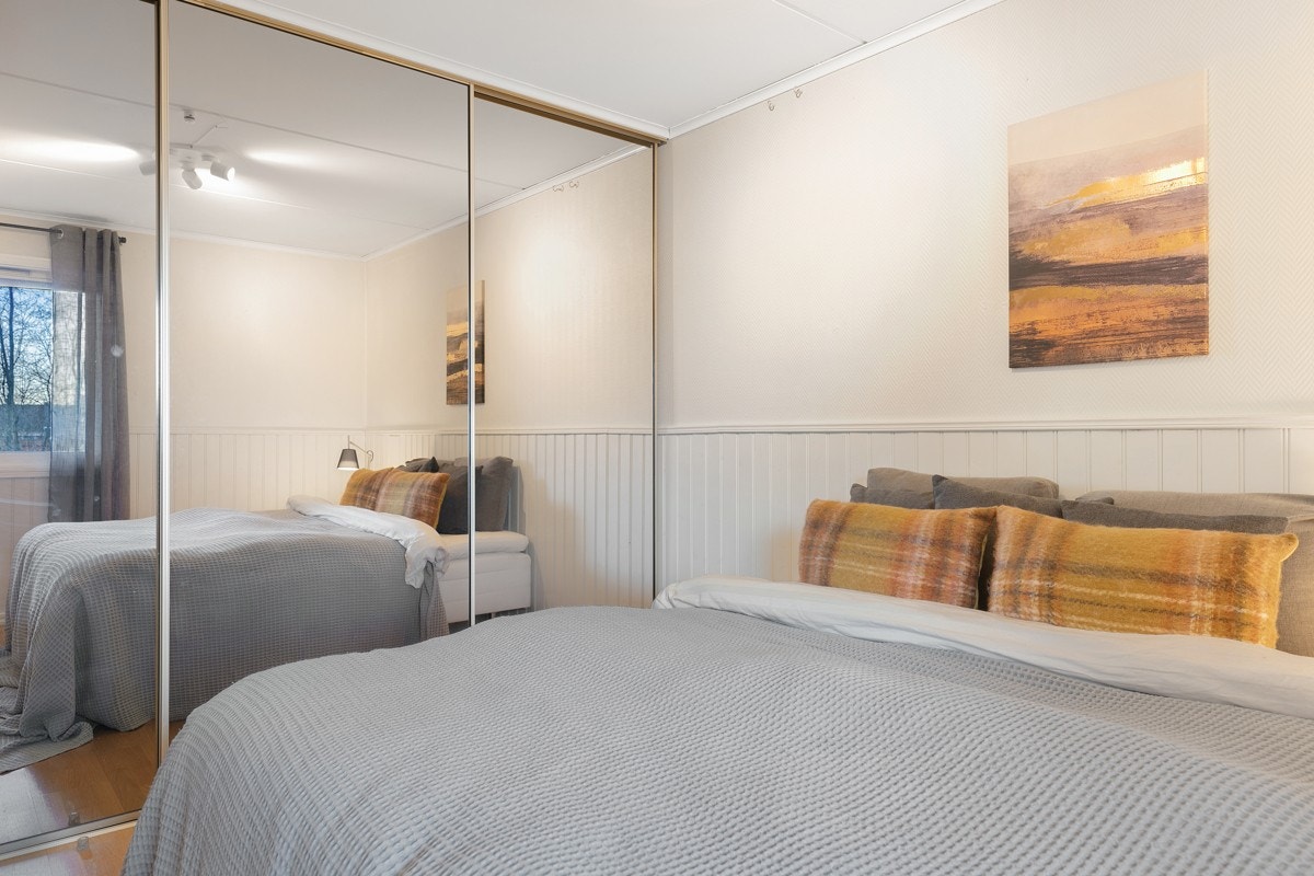 Hovedsoverom med plass til dobbeltseng og en stor skyvedørsgarderobe Galleribilde