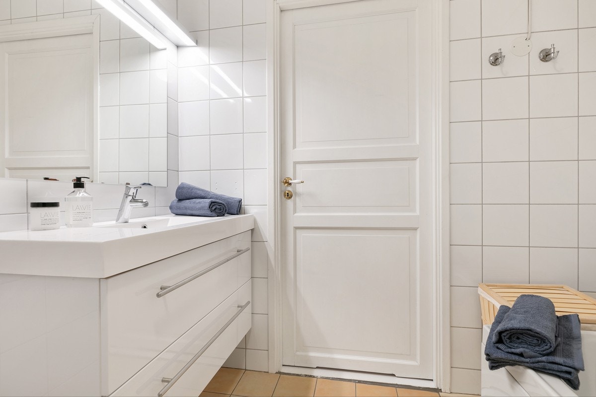 Badet har fliser på vegg, og fliser med varmekabler i gulv Galleribilde