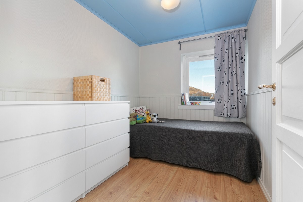 Leilighetens andre soverom passer fint til å innredes med enkeltseng og diverse soveromsmøbler Galleribilde