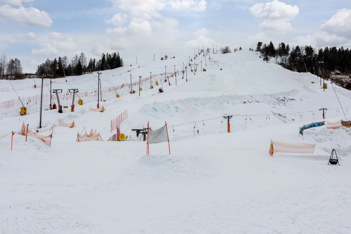 Det er kort vei over til Kirkerudbakken med tre heiser, fem nedfarter og en snowboard/twintip park Galleribilde
