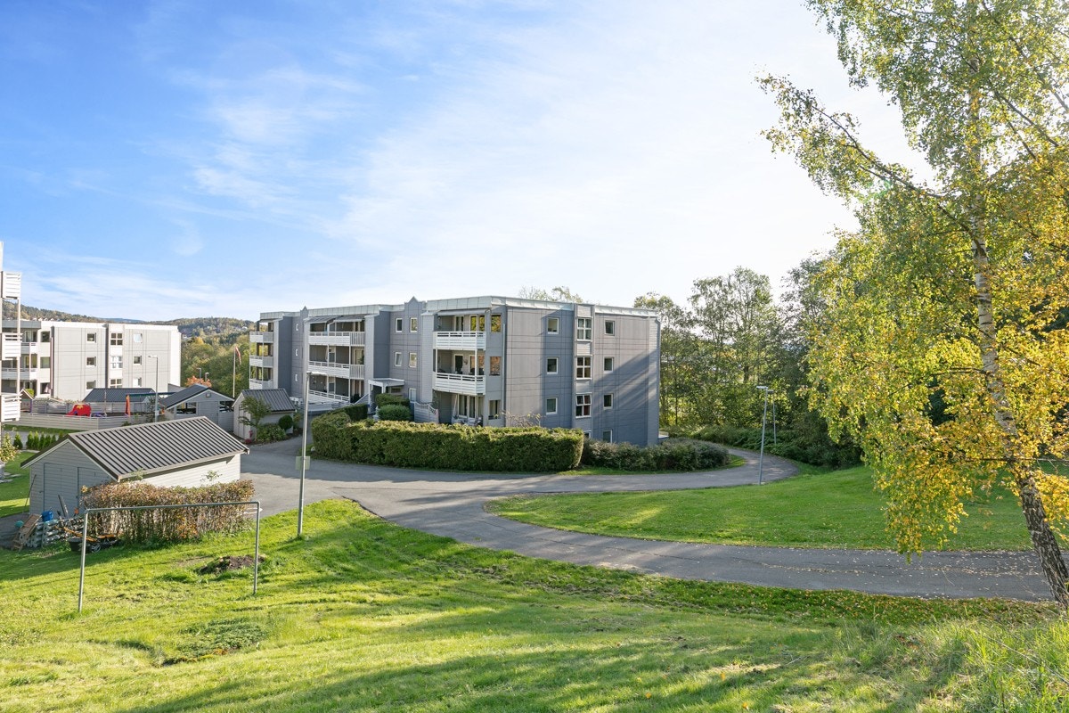 Haugjordet ligger landlig til på Emma Hjort Galleribilde