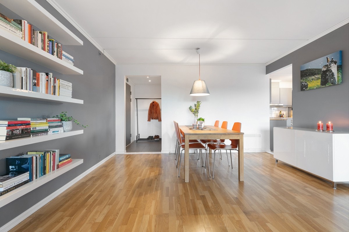 Et romslig spisebord får sin naturlige plass ved inngangen til kjøkken Galleribilde