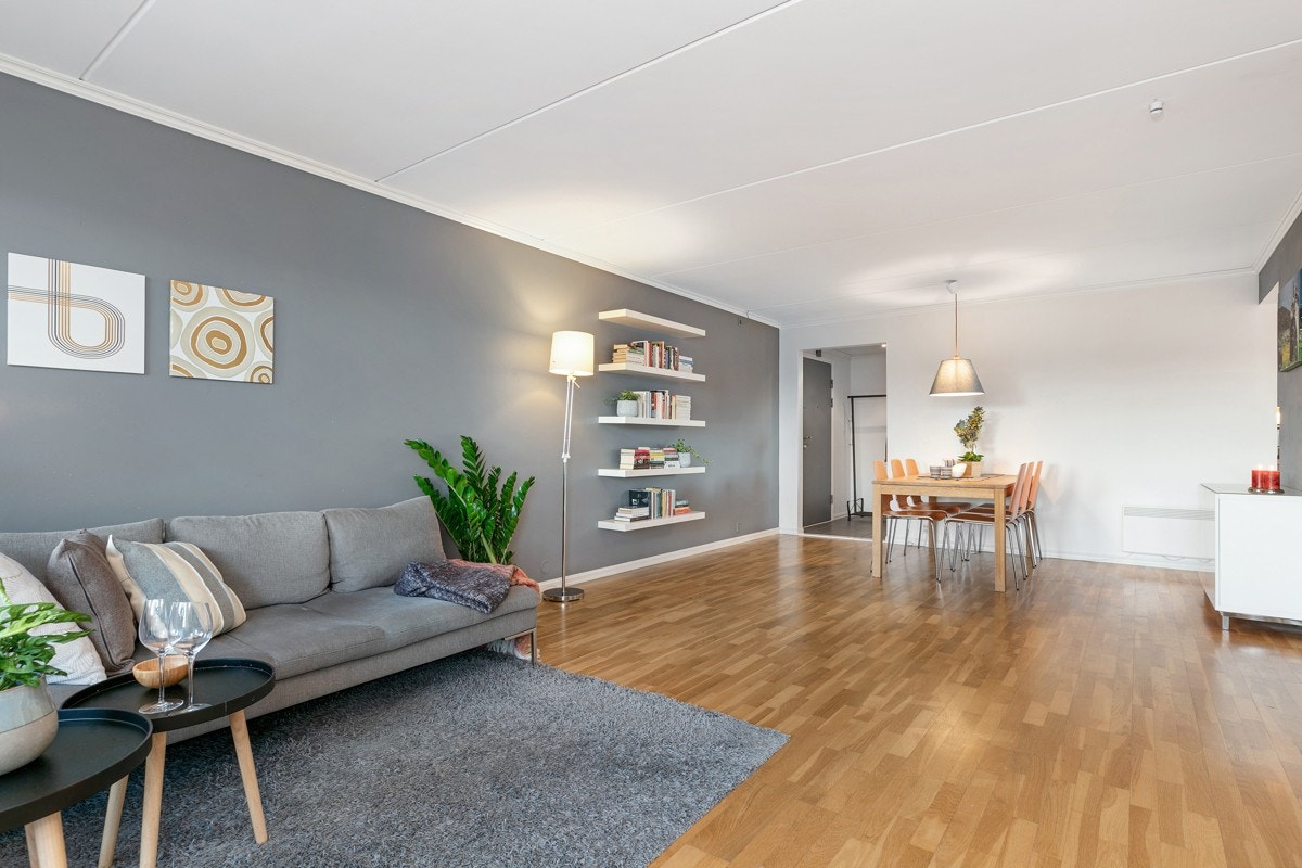 Stuen har inngang fra entré, og har videre adkomst til kjøkken og to soverom Galleribilde