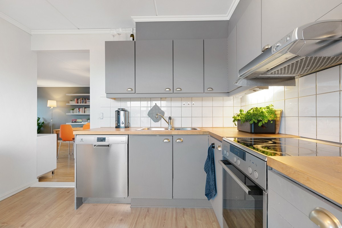 Leiligheten har separat kjøkken med malt innredning og benkeplate i ny eik i 2016 Galleribilde