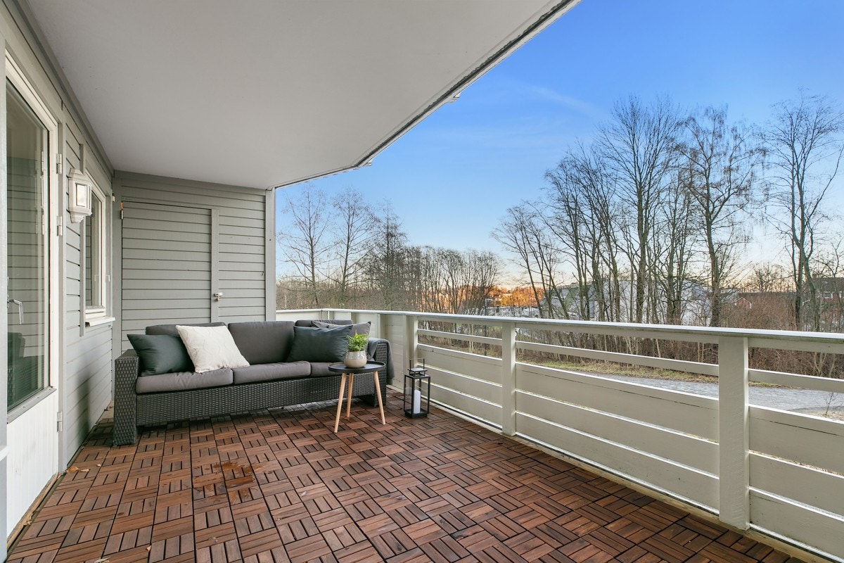 Den romslige balkongen ligger fint til, og har en utvendig bod på 2 m² Galleribilde