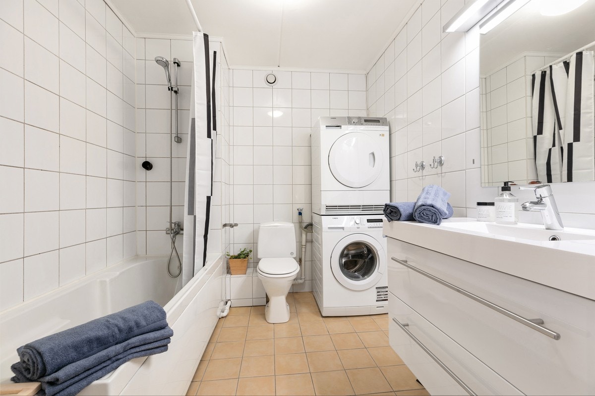 Badet har servant, skuffeseksjon, blandebatteri, speil og belysning montert nytt i 2016 Galleribilde