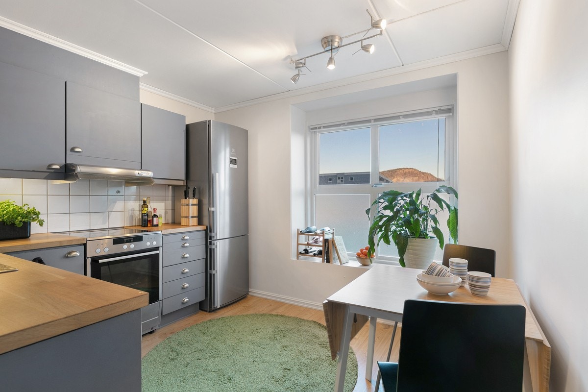 Kjøkkenet har godt med skapplass, gode arbeidsflater, og rom for en spiseplass Galleribilde