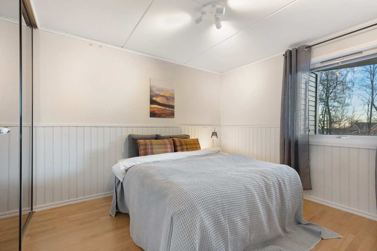 Hovedsoverommet har vindu vendende ut mot egen balkong Galleribilde