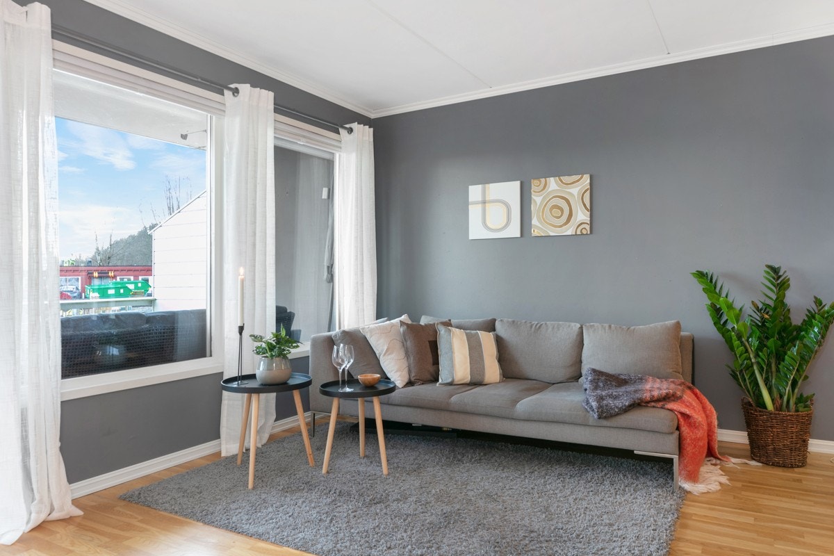 Stuen har slette malte vegger og parkett på gulv Galleribilde