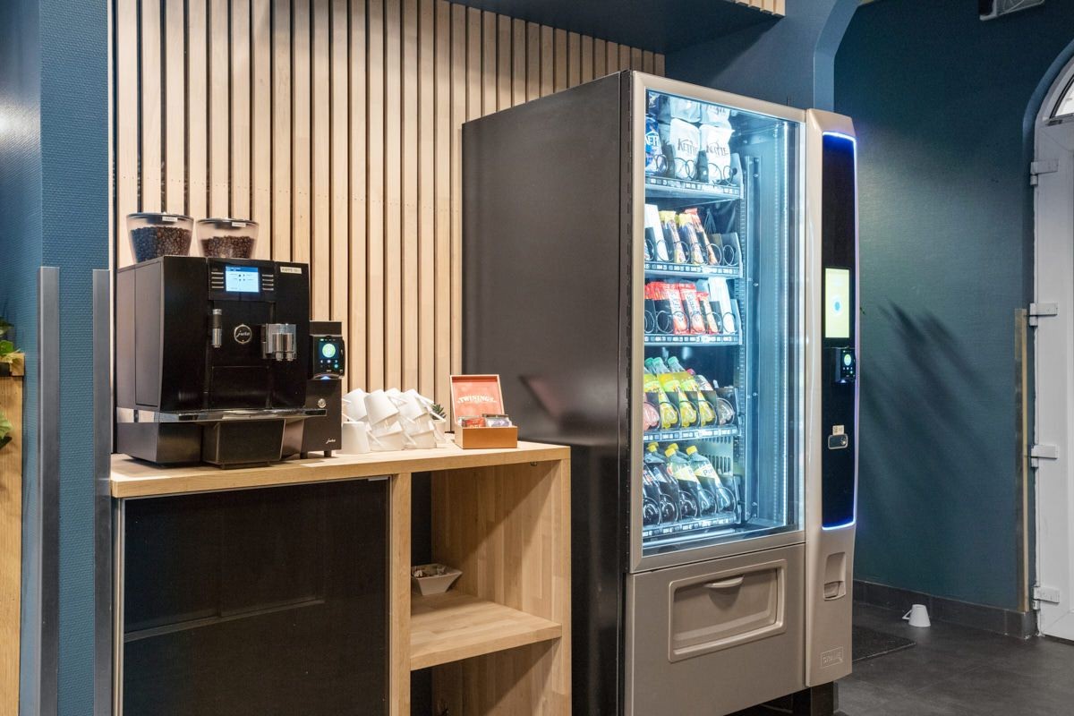 Kaffemaskin og vareautomat i lobbyområdet Galleribilde