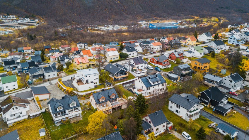 Kort vei til båthavn, samt fin utsikt mot fjellene på Ringvassøya