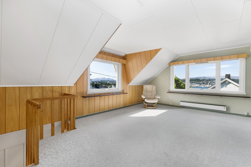 Loftstue med store vindusflater som sørger for godt lysinnslipp, samt fantastisk utsikt mot Tromsøya