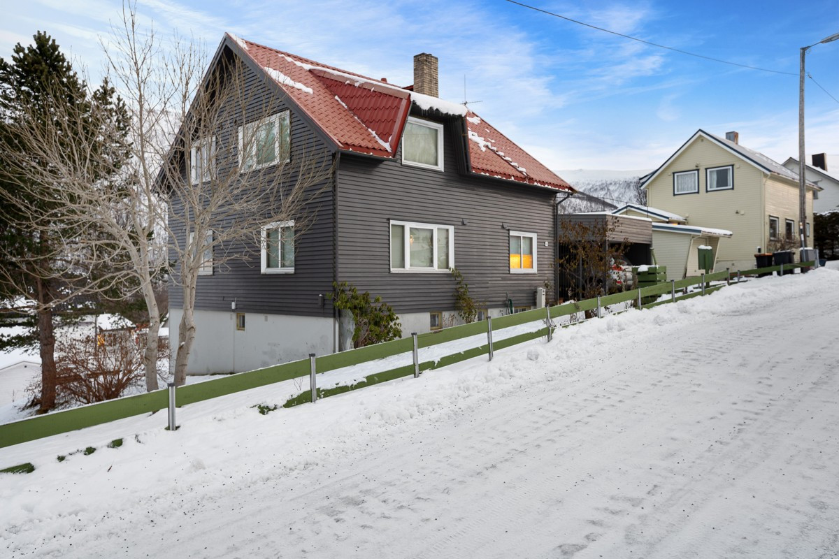 Eneboligen på tomten strekker seg over 3 etasjer og har god planløsning