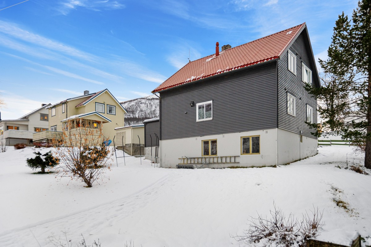 Stor tomt med stort potensial - det foreligger byggetillatelse for oppføring av tomannsbolig på nedsiden av eneboligen