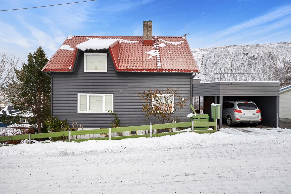 En romslig enebolig med tilhørende carport