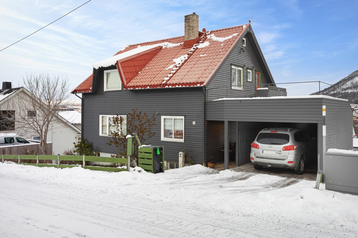 Velkommen til Åsvegen 14 - En stor tomt med enebolig og byggetillatelse for potensielt byggeprosjekt!