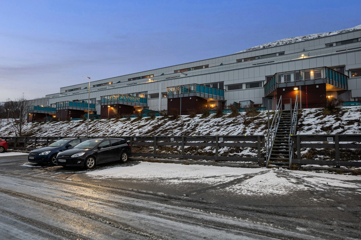 Leiligheten har parkeringsplass like ved trappa.