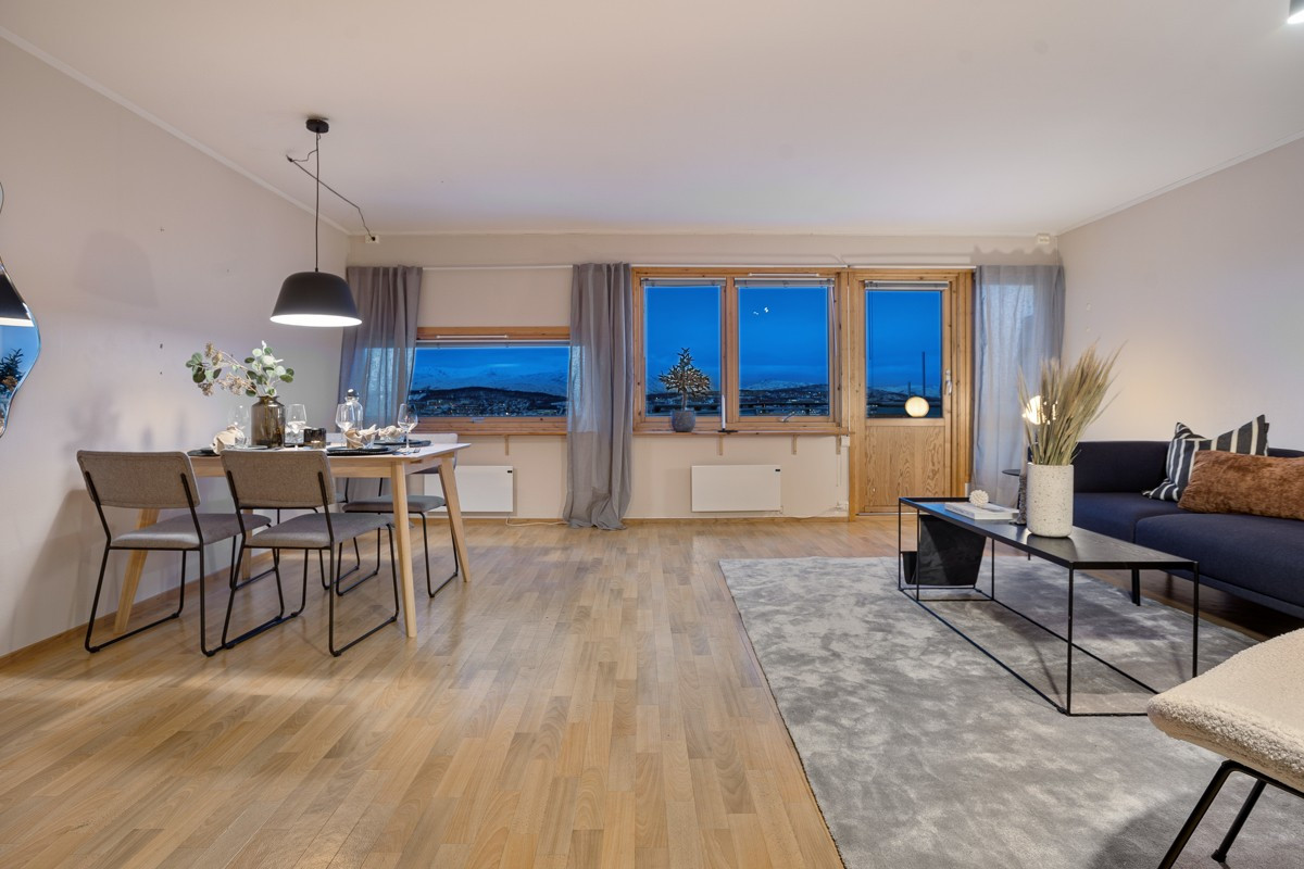 Romslig stue med god plass for flere oppholdssoner.