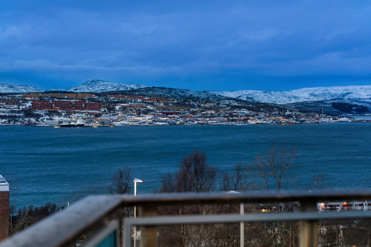 Her kan man nyte gode solforhold fantastisk utsikt over sundet mot Tromsøya.
