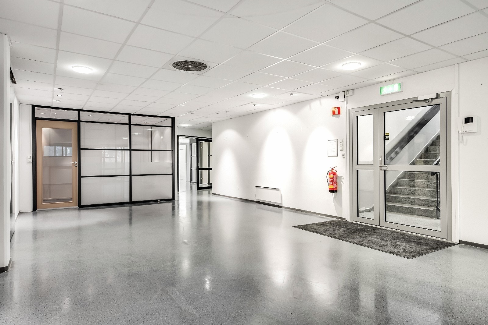 Inngangsparti til lokalet med resepsjonsområde Galleribilde