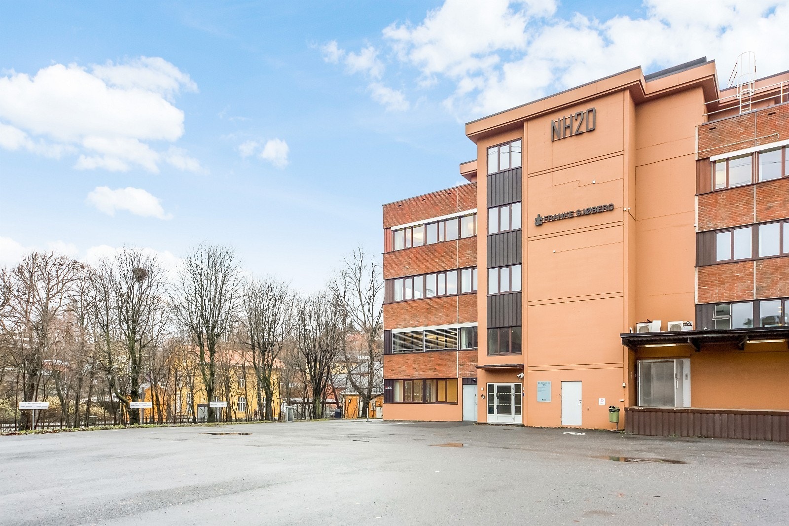 Fasade - Bryn Stasjon vis-a-vis NH20 Galleribilde