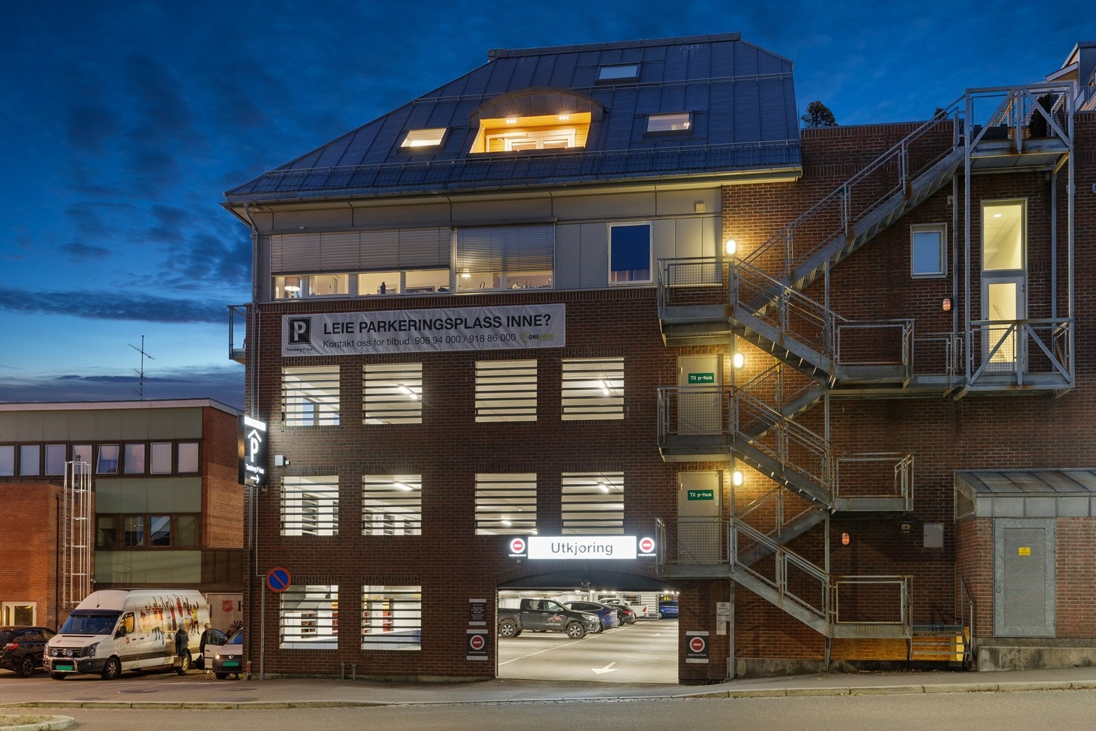 Parkeringsplass i felles parkeringshus. Galleribilde