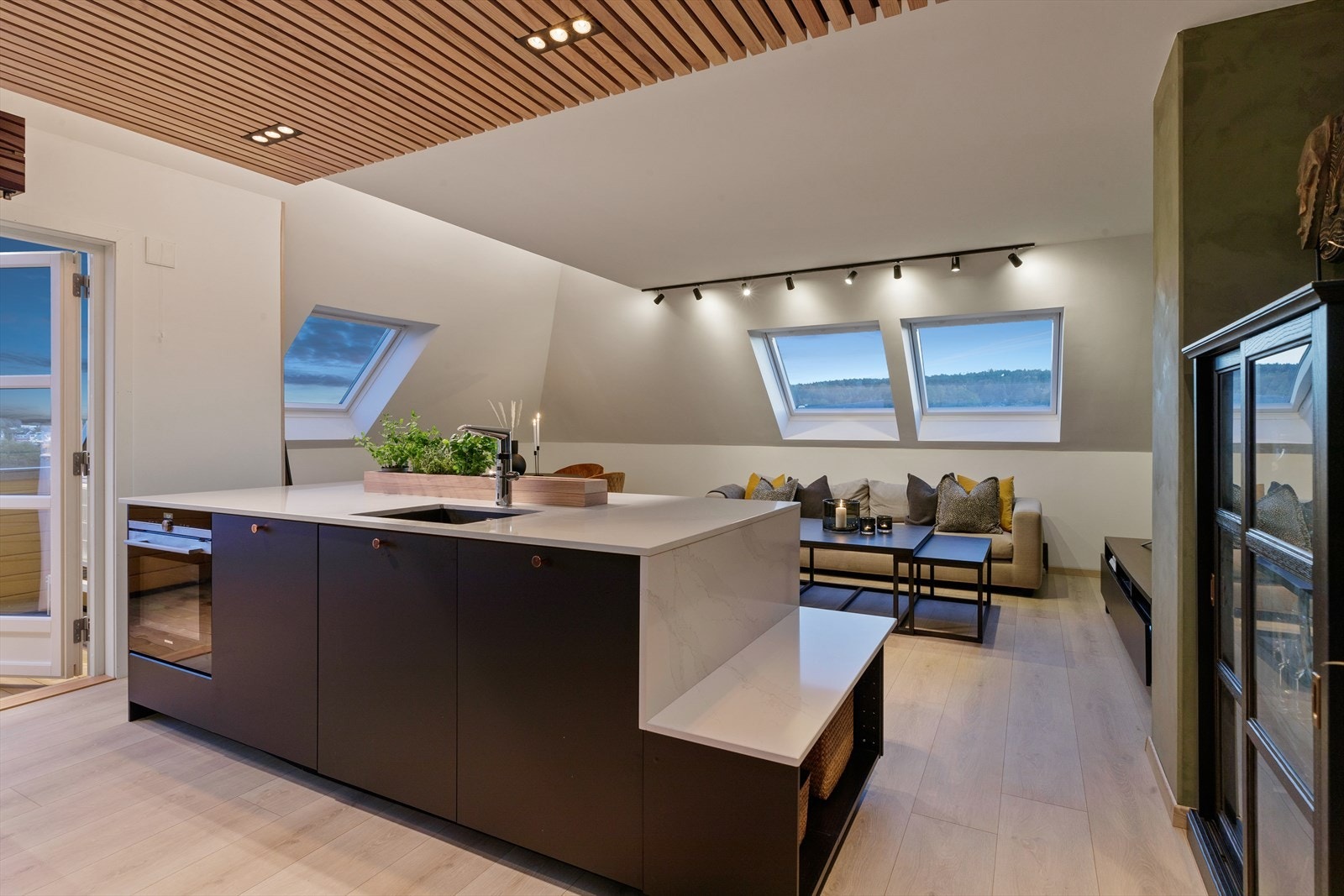 Kjøkkenet har integrerte hvitevarer som komfyr, oppvaskmaskin, kombi kjøleskap og fryser, kaffemaskin og vinskap. Galleribilde