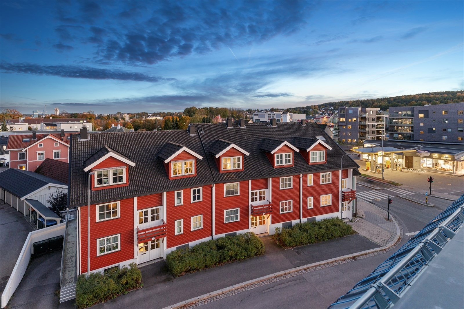 Leiligheten har en sentral beliggenhet med nærhet til alt man trenger av fasiliteter og servicetilbud. Galleribilde