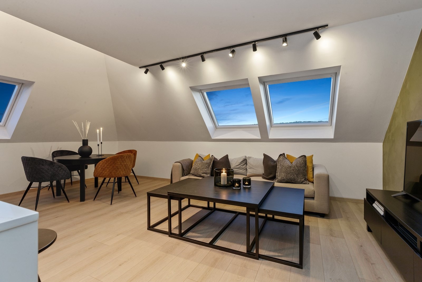 God belysning i alle rom med Downlights og WarmDim funksjon. Galleribilde