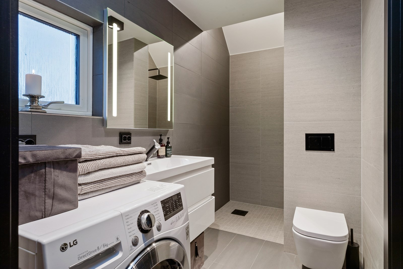 Opplegg for vaskemaskin på badet. Galleribilde